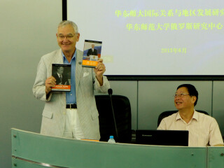 加强国际合作,增进校际交流,提升研究生培养水平——美国弗吉尼亚大学教授Allen Lynch在我校为研究生讲授系列课程