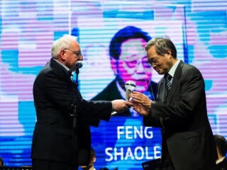 我院冯绍雷教授获颁“瓦尔代贡献奖”